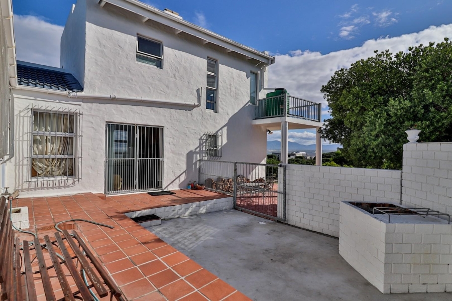 4 Bedroom Property for Sale in De Kelders Western Cape